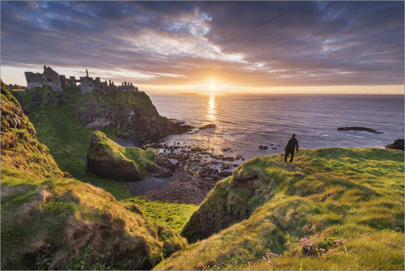 Juliste Wanderer looks out over Ireland's coast