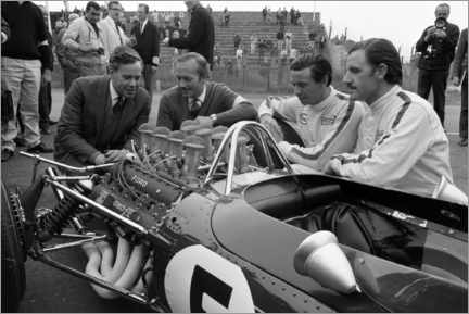 Galleriataulu  Keith Duckworth, Colin Chapman, Jim Clark and Graham Hill, Lotus 49 Ford 1967